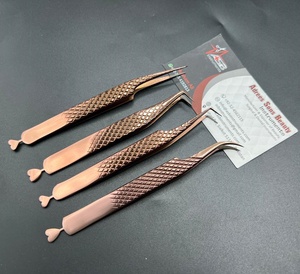 Pince à cils personnalisée en acier inoxydable japonais durable au plasma en or rose avec cœur et pointe en fibre de qualité supérieure - Product Image 1