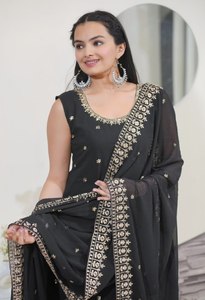 Costume Sharara de créateur avec broderie séquentielle - Product Image 3