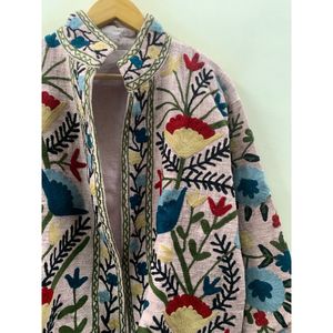Veste en coton brodée au point de croix rose poudré, motif Jardin des fleurs errantes - Prête pour la saison printanière - Product Image 1