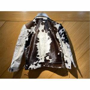 Veste en cuir de vachette de luxe pour homme Noir Blanc Imprimé vache Vêtement de moto pour motard - Product Image 3