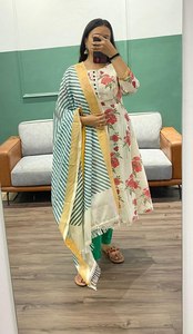 Lourd concepteur coton imprimé Zari séquence miroir travail grande taille mariage et fête Kurti et pantalon ensemble robe de Style indien de l'Inde - Product Image 2