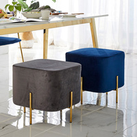 Pouf ottoman en velours de luxe nordique avec structure en fer doré, tissu de qualité supérieure pour chambre, salon, appartement et entrée