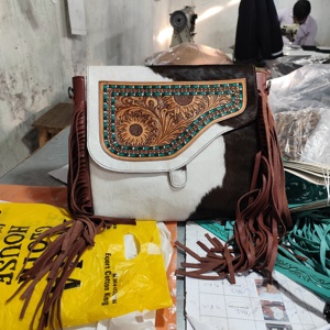 Bolso de cuero de piel occidental, bolso cruzado de estilo moderno con correa de herramientas manuales, bolso Floral tallado, bolso con flecos, bolso de transporte oculto - Product Image 4