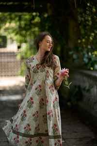 Robe Sitarani Imprimée à la Main en Coton Pur Longueur Cheville Bohème Florale Beige Rose Décontractée Occasionnelle Faite à la Main Mode Éthique - Product Image 4