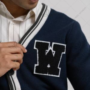 Cárdigan de club personalizado con logotipo bordado en el pecho, insignia con aplique en W, 100% lana merino, lavado a mano, ajuste regular, puños acanalados a rayas - Product Image 3