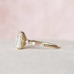 แหวนเพชรเม็ดเดี่ยวทรงมรกต2.50 TC ตัดด้วยมือทำจากเงิน925พร้อมสำเนียงกลมสวยงามเหมาะสำหรับเป็นของขวัญแต่งงานหรือแหวนสัญญา - Product Image 3