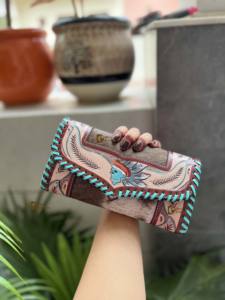 Pochette en cuir de fourrure de vachette turquoise élégante étui de téléphone à sculpture usinée à la main portefeuilles multi-usages à la mode pour les femmes pour l'été - Product Image 3