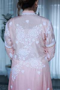 ชุดเดรสคลุมยาวสไตล์พื้นเมืองของผู้หญิงชุดเดรสแขนยาวผ้าถักลายสีขาวสีชมพูหรูหรา - Product Image 2