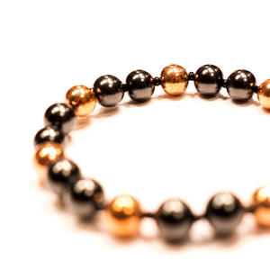Pulsera de Shungita con 14 cuentas redondas pulidas de 0.24 pulgadas (6 mm) y 7 cuentas redondas chapadas en cobre de 0.24 pulgadas (6 mm), 2 sobre 1. - Product Image 2