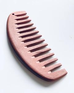 หวีไม้ธรรมชาติรักษ์โลกพร้อมลวดลายแกะสลัก รูปทรงสี่เหลี่ยมผืนผ้า สำหรับดูแลและจัดแต่งทรงผม - Product Image 5