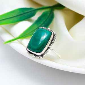 Bague en pierre précieuse malachite verte naturelle Bijoux faits à la main Bague en pierre verte élégante Cadeau unique pour les femmes Bijoux de mode pour elle - Product Image 6