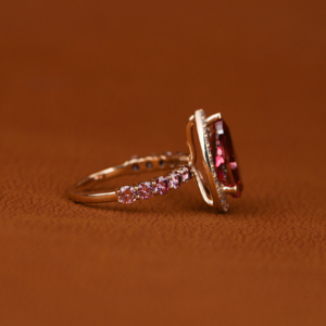 Bague de fiançailles classique plaquée or 18 carats avec diamant rose taille poire créé en laboratoire et diamants ronds roses et blancs sur les côtés - Product Image 6