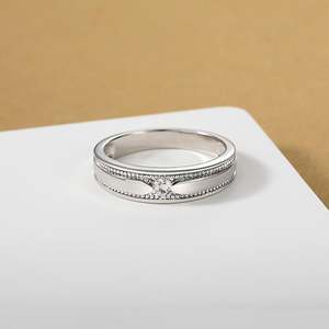 Anillo de Boda para Hombre Jeulia, Corte Redondo Milgrain, Engaste Invisible, Patrón Geométrico, Chapado en Platino y Rodio, Joyería Fina - Product Image 4