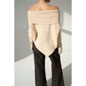 Suéter con Cuello Madonna en Color Vainilla - Product Image 3