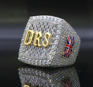 Colgante de lujo de plata de ley 925 con engaste pavé de moissanita VVS y micro pavé de diamantes, estilo hip hop, para fiestas. - Product Image 1