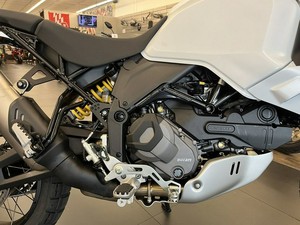 Moto de tourisme sportive haute performance, blanche avec rayures rouges, moto double usage - Product Image 2