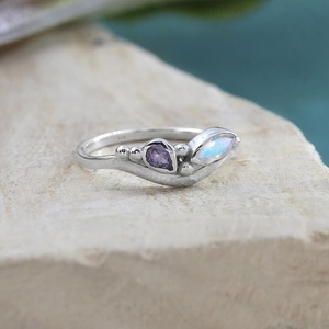 Bague chevron en améthyste naturelle et pierre de lune Bague minimaliste empilable incurvée en argent sterling 925 pour femmes et filles - Product Image 2