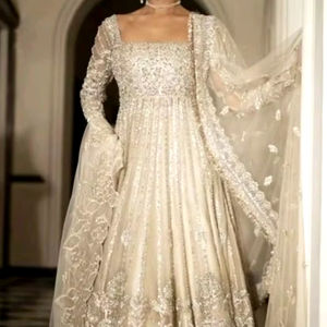 2024 robe de mariée en soie de mariage belle longueur de plancher blanc avec DarkstonePearl & Resham broderie embelli Dupatta - Product Image 1