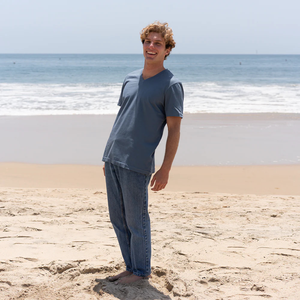 T-shirt pour homme en coton biologique de luxe 100% tricoté, col en V, bleu cendré, pré-rétréci, certifié GOTS, manches courtes, respirant, coupe ajustée - Product Image 3