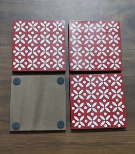 แผ่นรองแก้วฝังเรซินแบบพรีเมี่ยมพร้อมฐานไม้แผ่นรองเครื่องดื่มทนทานต่อรอยขีดข่วนสำหรับใช้ในสำนักงานและใช้ในบ้าน - Product Image 1