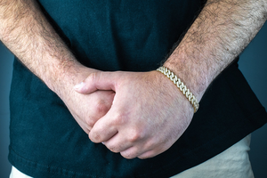 Pulsera de diamantes de eslabones cubanos de oro amarillo de 8mm y 14K elegante de lujo para declaración de moda masculina a precios mayoristas - Product Image 5