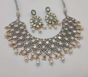 Collier et boucles d'oreilles Kundan de créateur sertis de diamants américains en laiton parfaits pour les mariages et les événements officiels - Product Image 1