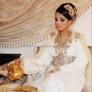 Robe caftan blanche de mariée omanaise avec broderie lourde et travail de la pierre et style de ceinture unique - Product Image 1