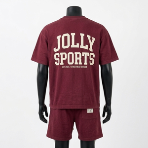 ชุดเซ็ตเสื้อยืดแขนสั้นผ้าคอตตอนเจอร์ซีย์ 200 GSM สีแดงเลือดหมู พร้อมกางเกงขาสั้นผ้าเนื้อนุ่มระบายอากาศดี พิมพ์ลายสกรีนโลโก้ตามสั่ง ชุดออกกำลังกายสำหรับผู้ชาย - Product Image 6