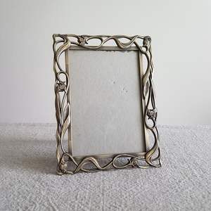 Stylish handcrafted metal <b>photo</b> <b>frame</b> perfect for modern living spaces and elegant picture presentation - Product Image 5