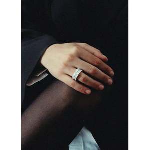 Anillo de Eternidad Jackie con Diamantes de Corte Esmeralda en Oro Blanco - Product Image 2