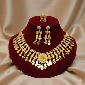 Conjunto de Gargantilla de Latón y Cobre de Alta Calidad para Mujer, Joyería Elegante y Moderna con Brillo Premium, Perfecta para Vestidos de Novia - Product Image 1