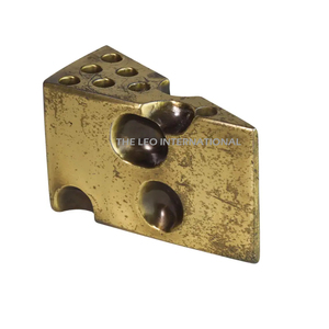 Cuña de latón y metal de pisapapeles o escultura de queso suizo forma triangular personalizada 5.73X2.53X3.21 pulgadas regalos y artículos para manualidades - Product Image 1