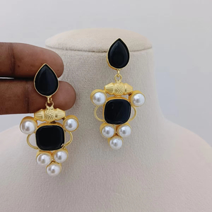 Ensemble de boucles d'oreilles pendantes en perles plaquées or Fusion moderne Design unique Bijoux de mode personnalisés en laiton lourd - Product Image 1