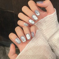 Conception de doigt acrylique à échelle courte Pré-conçu Cool Toned Silver Grey avec une beauté de glace fraîche nacrée Bubblegum Dream