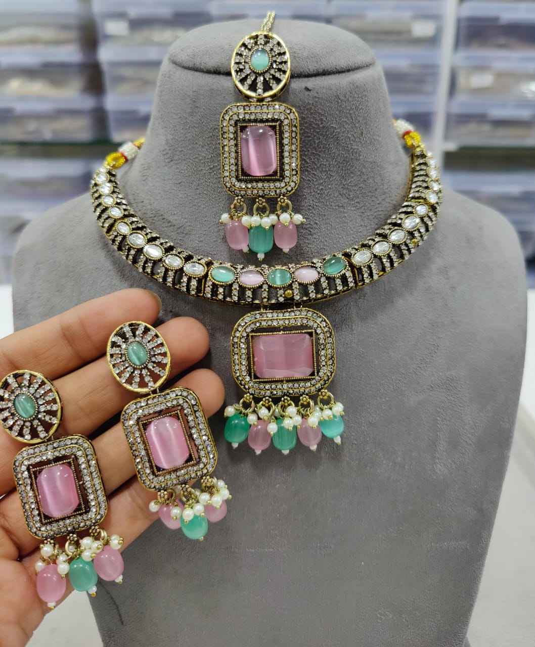 สีชมพูและสีเขียว