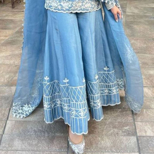 Costume Sharara de style pakistanais avec broderie lourde et travail de pierre Costume Gharara de créateur pakistanais avec robe Dupatta - Product Image 4