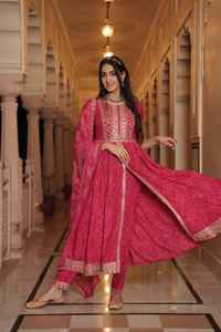 Collection trois pièces nouveauté belle rayonne avec empiècement travail pantalon Kurti avec fournisseur Dupatta de Surat Inde - Product Image 2