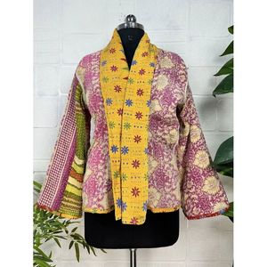Chaqueta Kantha Vintage Cosida a Mano, Diseño Único, Estilo Boho Chic, Reversible, Corta, con Decoración de Parches para Primavera - Product Image 4