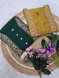 Celebre su estilo con nuestro más hermoso bordado de tela de seda VICHITRA trabajo étnico elegante Kurti SET/vestido tradicional - Product Image 6