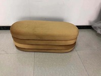 Pouf en velours avec cadre en bois, style moderne et élégant, idéal pour appartement et salon