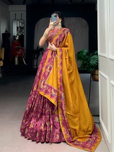 Lehenga de seda tussar con diseño dorado y estampado en foil, con blusa sin coser de seda tussa y dupatta de seda tussar. - Product Image 5