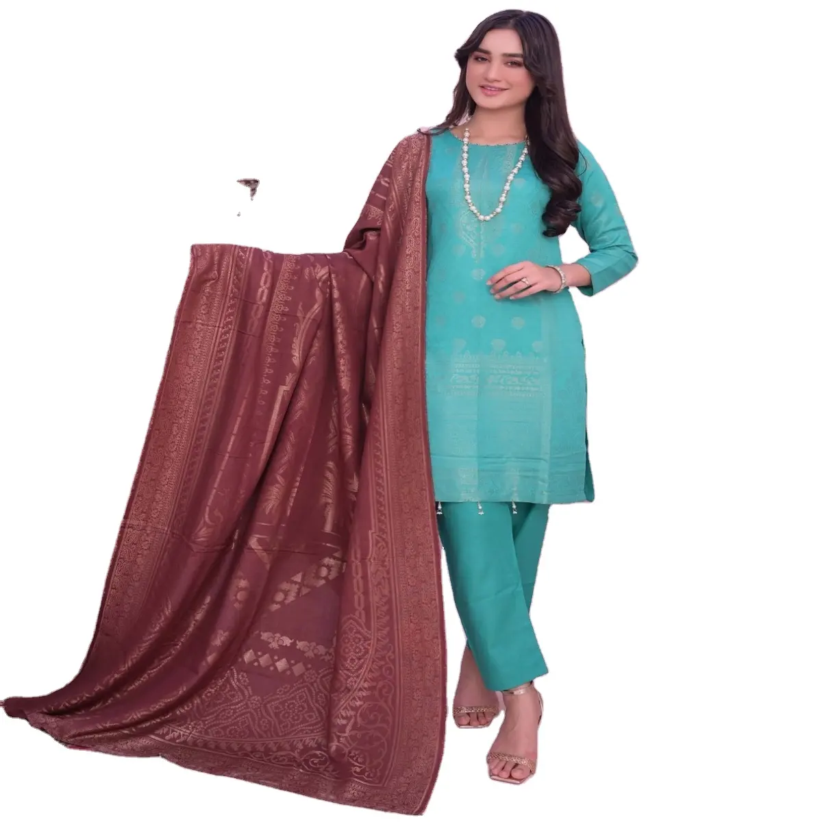 Salwar Past Bij Pakistan En Indiase Khaddar 3-delige Damespakken Met Jacquard Broshia Door Bin Hameed Volume Cool Khaddar