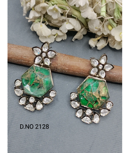 Pendientes de aspecto indio tradicional con diseño intrincado y talla detallada para bodas y celebraciones de la India - Product Image 1