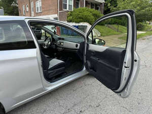 Voiture d'occasion de qualité et abordable, Toyota Yaris 3 portes 2014, conduite à gauche - Product Image 4