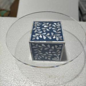 Elegante Bandeja de Exhibición para Pasteles con Tapa de Acrílico y Madreperla, Diseño Personalizado Hecho a Mano, para Celebraciones Premium de Ramadán, Eid y Bodas - Product Image 1