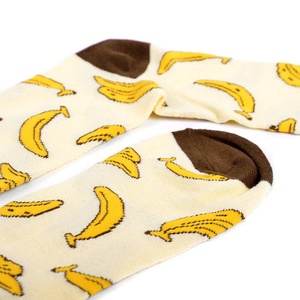 Calcetines con estampado de plátano Algodón Logotipo personalizado Diseño de fruta divertida Calcetines transpirables para hombres Mujeres Uso diario - Product Image 4