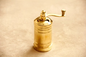 Juego de sal y pimienta de latón con estilo único hecho a mano y estructura duradera diseñada para regalar o exhibir - Product Image 4