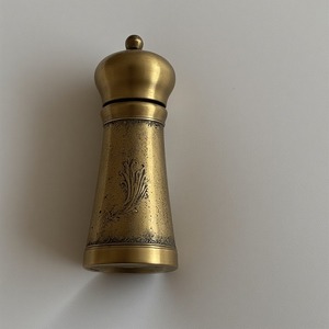Molino de sal y pimienta decorativo de acero inoxidable con acabado de bronce rústico artesanal diseñado para comedor y funcional - Product Image 4