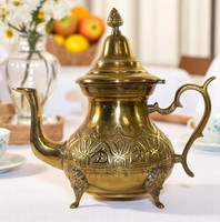 Théière traditionnelle en laiton faite à la main gravure florale complexe Vintage Style arabe poignée incurvée pieds ornés Antique décoratif