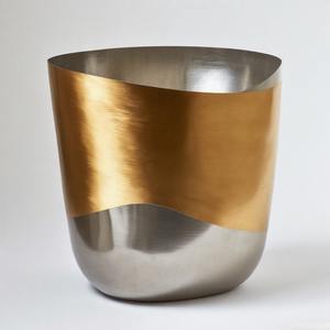 กระถางต้นไม้เคลือบเงาทำจากโลหะโทนสีเข้มและสีอ่อนเพื่อการตกแต่งภายในที่เก๋ไก๋และเสน่ห์ของสวนระเบียง - Product Image 2